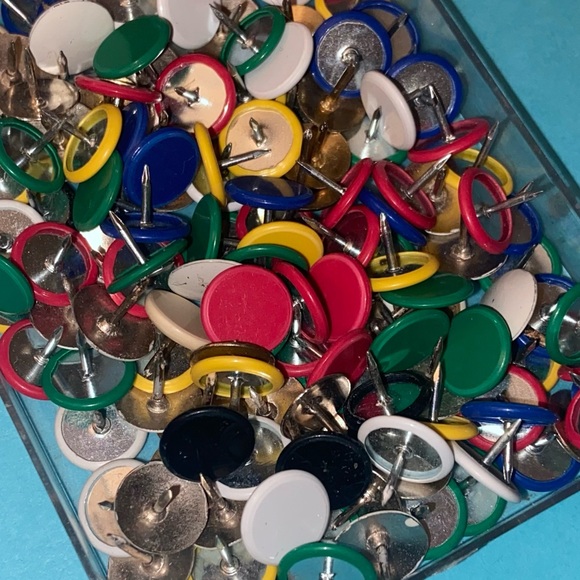Assorted Flat Push Pins Pack - Picture 4 of 6